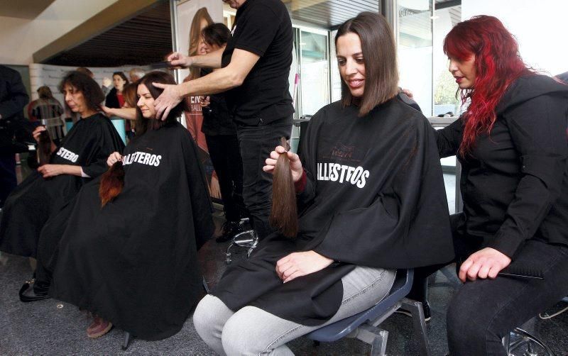 Más de 70 mujeres se cortan el pelo en la Quirón para sumarse a la lucha contra el cáncer