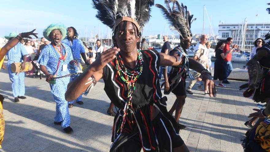 Desfile en la Marina por el Festival de Folclore Internacional en A Coruña
