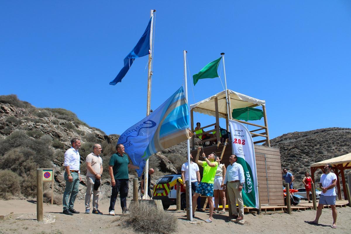 Momento de izado de la bandera 'Ecoplayas', con la Azul al fondo.