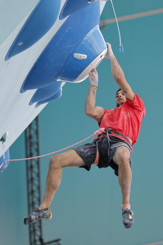 Alberto Ginés compite en la semifinal masculina de búlder y dificultad en escalada deportiva en el marco de los Juegos Olímpicos París 2024,.