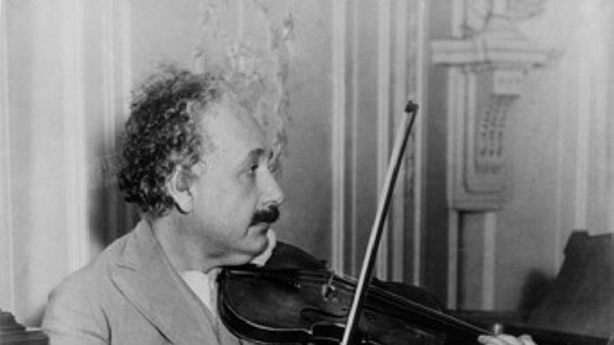 Albert Einstein toca el violín, en una foto de 1944.