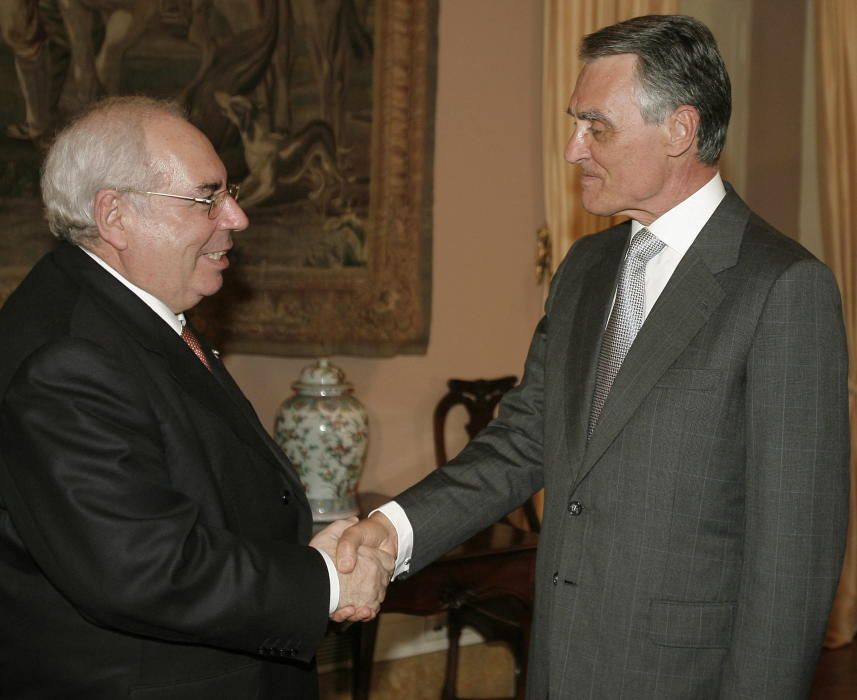 LIS01. Lisboa 29/01/07.- El presidente de Portugal Anival Cavaco Silva (d) recibió hoy en el Palacio de Belem al presidente del Principado de Asturias, Vicente ¡lvarez Areces (i), quién hoy ha iniciado una visita oficial a Portugal al frente de una delegación institucional y empresarial de Asturias. EFE/J.L.Cereijido