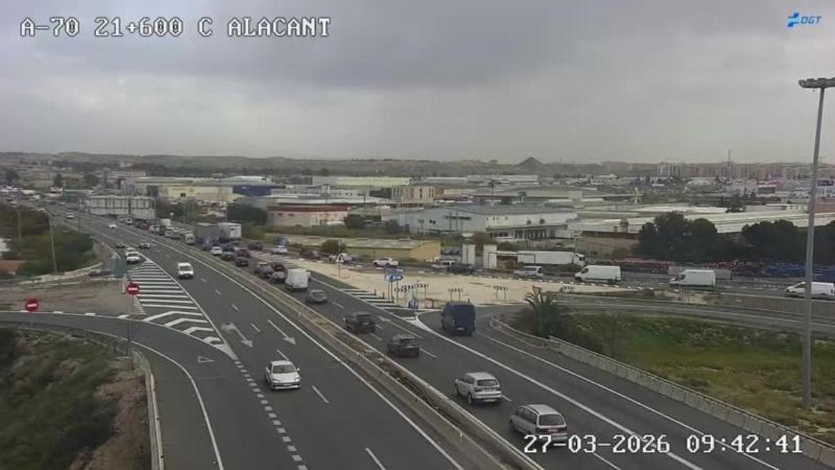 Una de las cámaras de la DGT ubicada en la A-70 en la salida de Alicante, esta mañana.