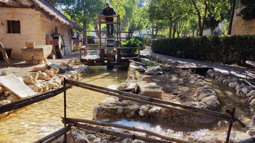 La noria de agua
dejaba una de las escenas
más bellas.  a.l.i.