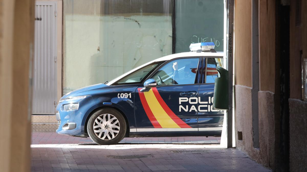 Patrulla policial por la calle Pignatelli de El Gancho de Zaragoza.