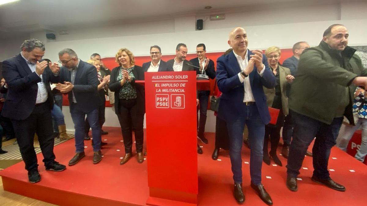 Soler, rodeado de los suyos, antes de anunciar su candidatura a las primeras del PSPV