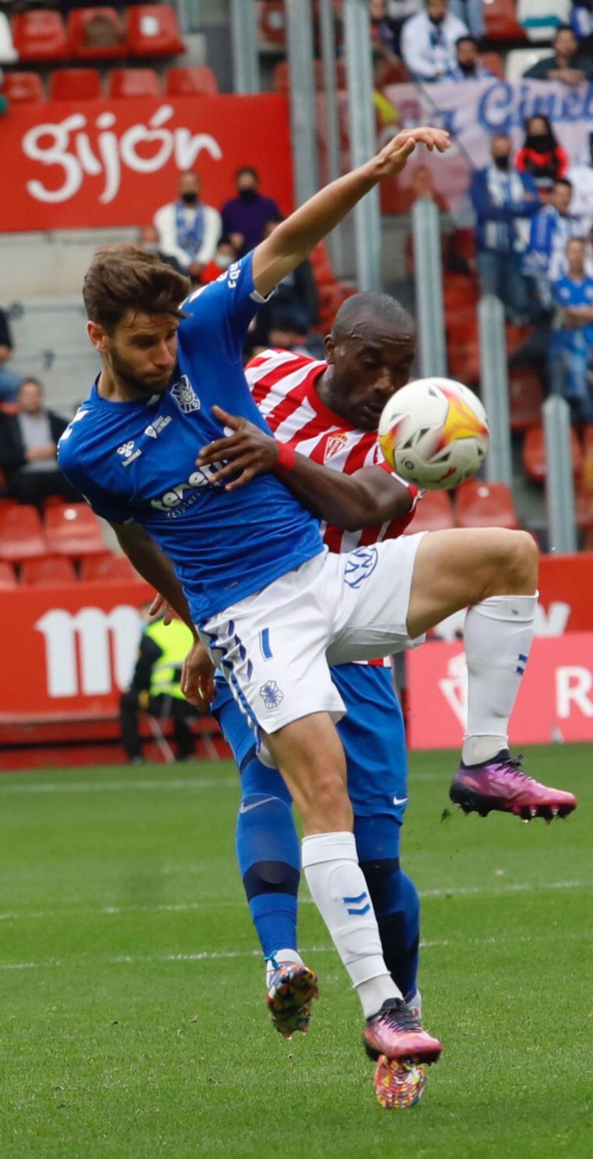 González, peleando por un balón con Babin durante un partido con el Tenerife en El Molinón. | Ángel González