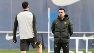 Xavi habla con Lewandowski en el entrenamiento