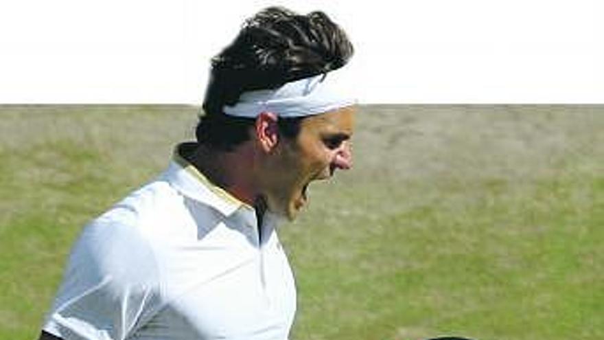 Roger Federer, saltando de alegría, tras ganar a Roddick en Wimbledon.