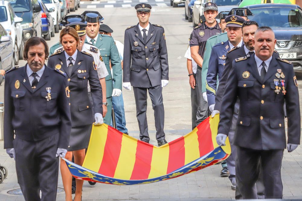 Benejúzar ha acogido el traslado de la patrona desde su santuario y un acto de homenaje a la Señera, en el día de la Comunidad Valenciana