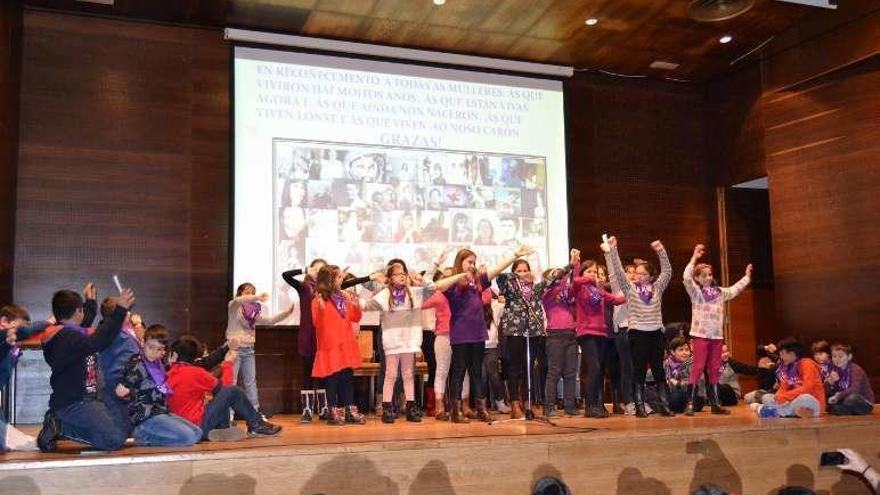 Un momento de la representación del alumnado de A Pedra. // G.N.