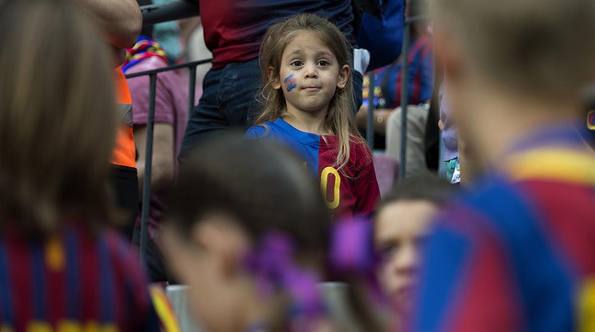 Diversos nens esperen el començament d’un partit al Camp Nou, aquesta temporada. Diversos nens esperen el començament d’un partit al Camp Nou, aquesta temporada.