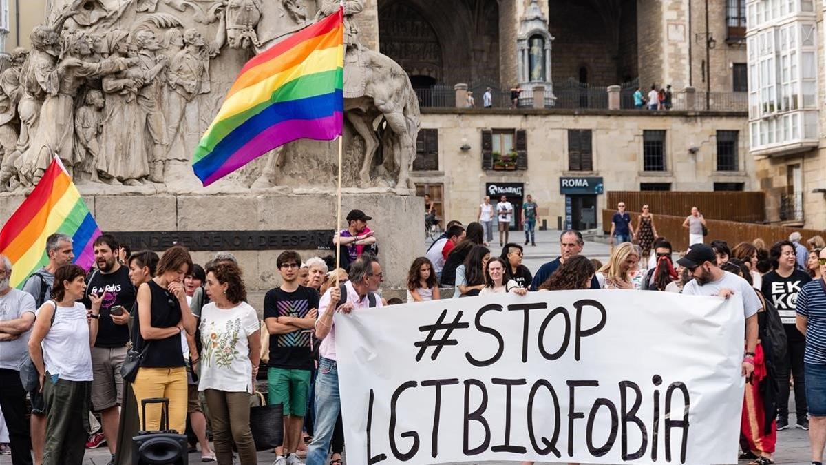 Concentración contra una agresión homófoba en Vitoria