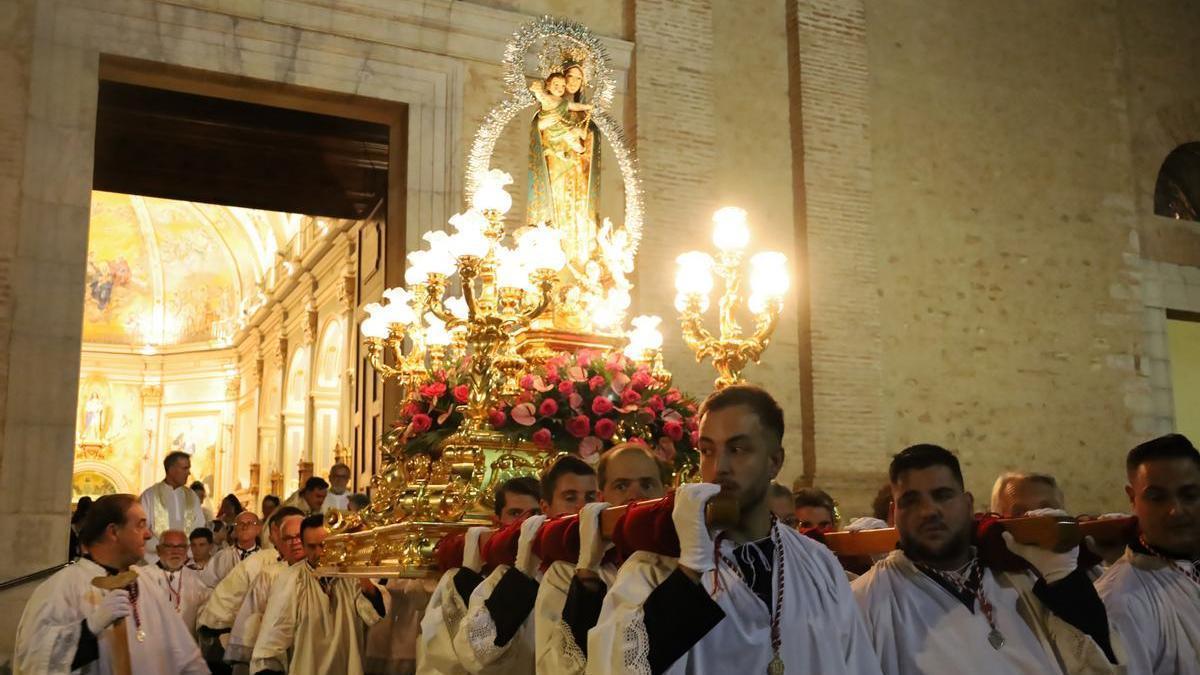 La imagen de la Mare de Déu protagonizó la procesión vespertina en Almassora.