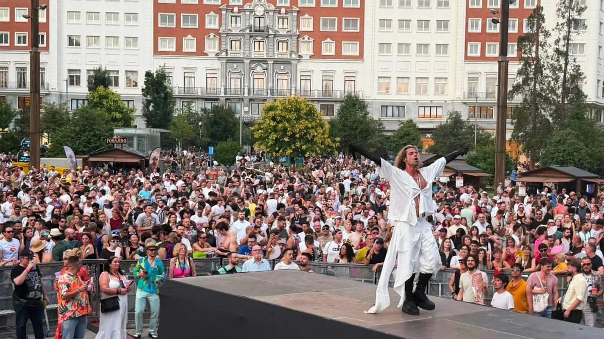 El cantante ilicitano junto a miles de personas en el escenario de la Plaza de España.