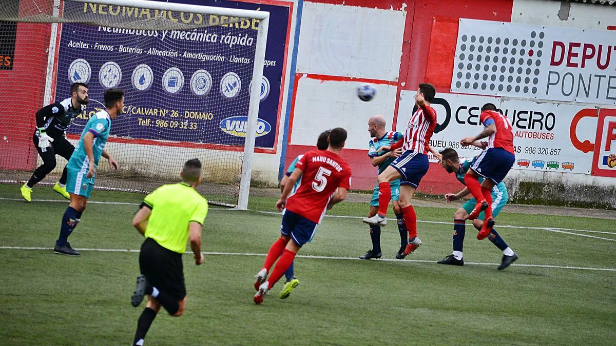 Una acción del choque entre Alondras y Pontellas de la primera vuelta, jugado en O Morrazo. |  // G. NÚÑEZ