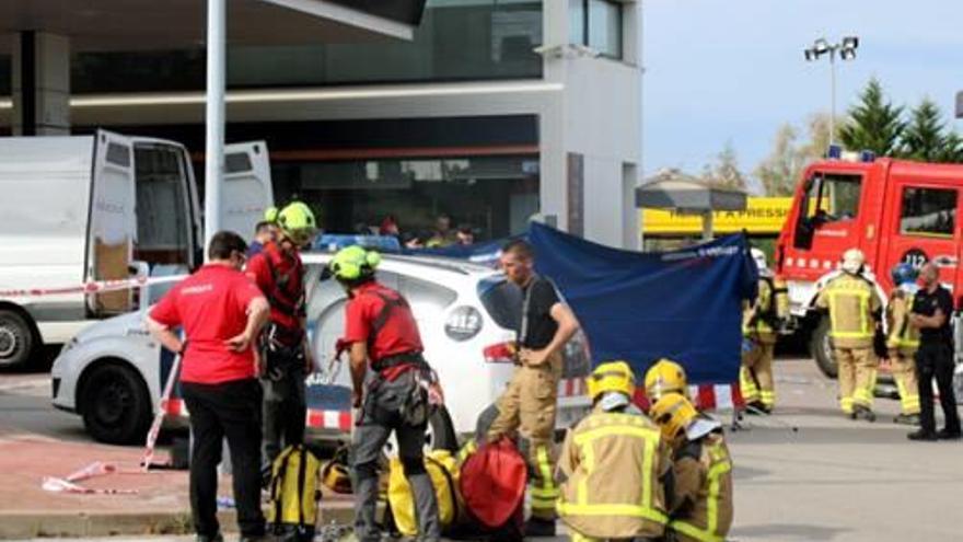 Els Bombers, treballant a la benzinera on va tenir lloc l&#039;explosió.