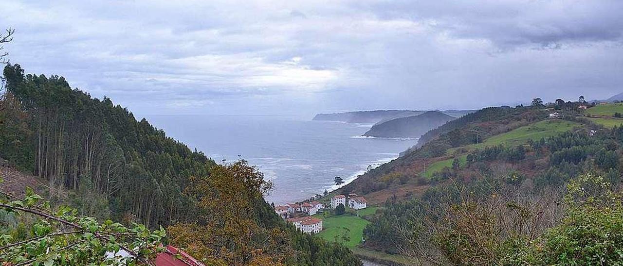 Casas y playa del puerto de Tazones desde el pueblo de Villar.