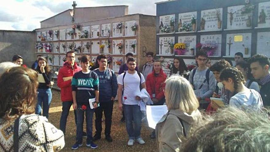 Alumnos del IES León Felipe en el cementerio benaventano. A. G.