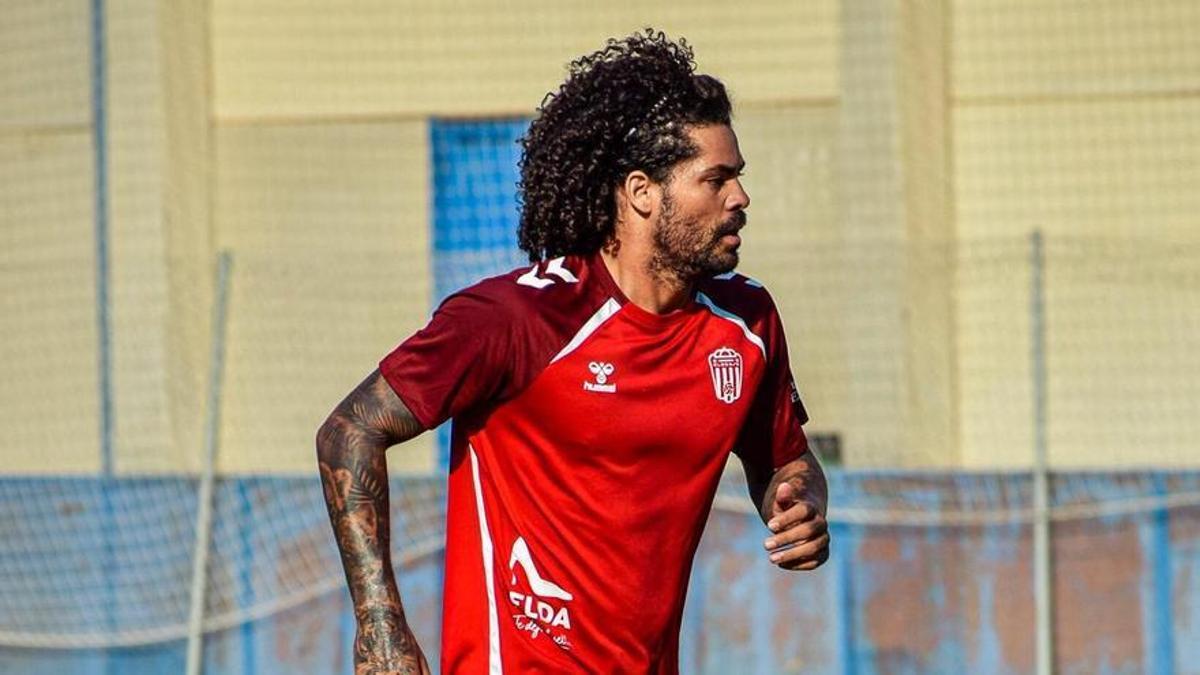 Aridane, con la camiseta del Eldense durante un entrenamiento, este verano.