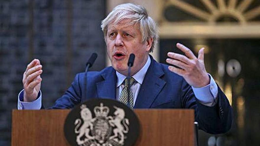 El primer ministre britànic, Boris Johnson, valora els resultats ahir a Downing Street