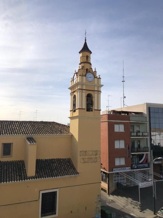 Vista general del campanario con el reloj de Picassent.