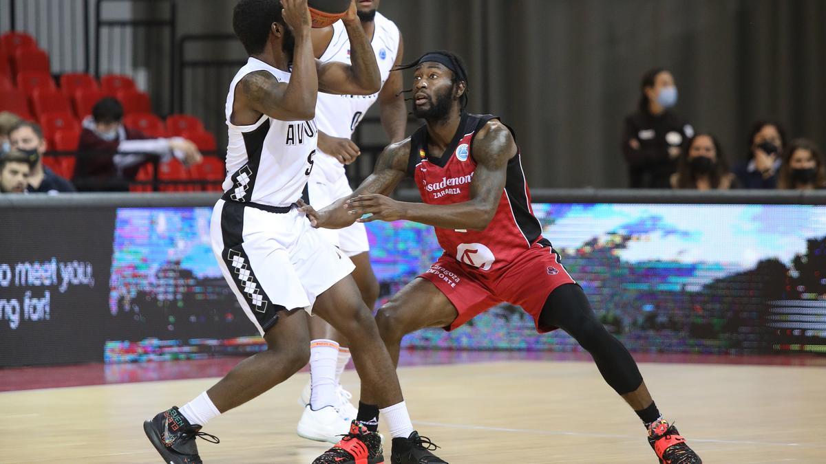 Mobley intenta defender a Chery durante el partido.