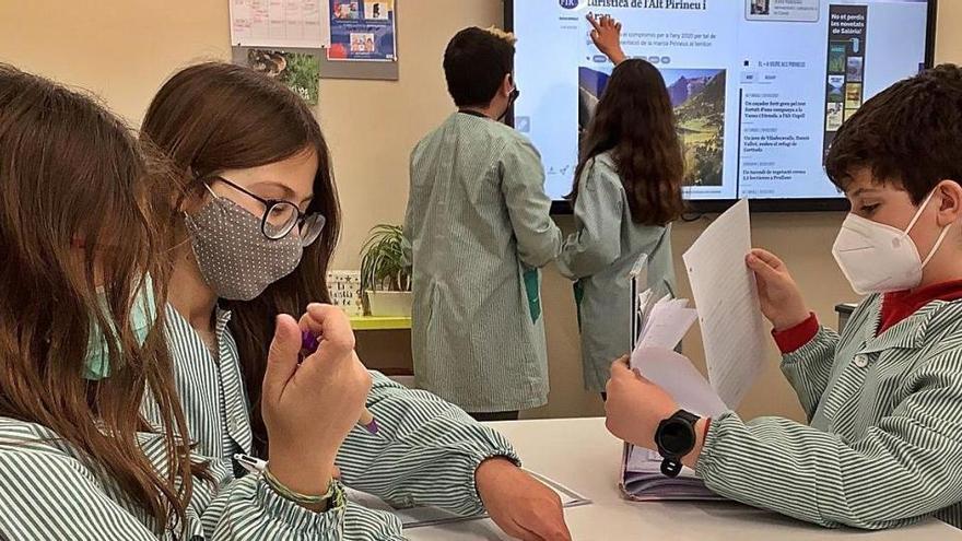 Uns alumnes de l'escola FEDAC Sant Andreu de Barcelona debaten propostes de millora