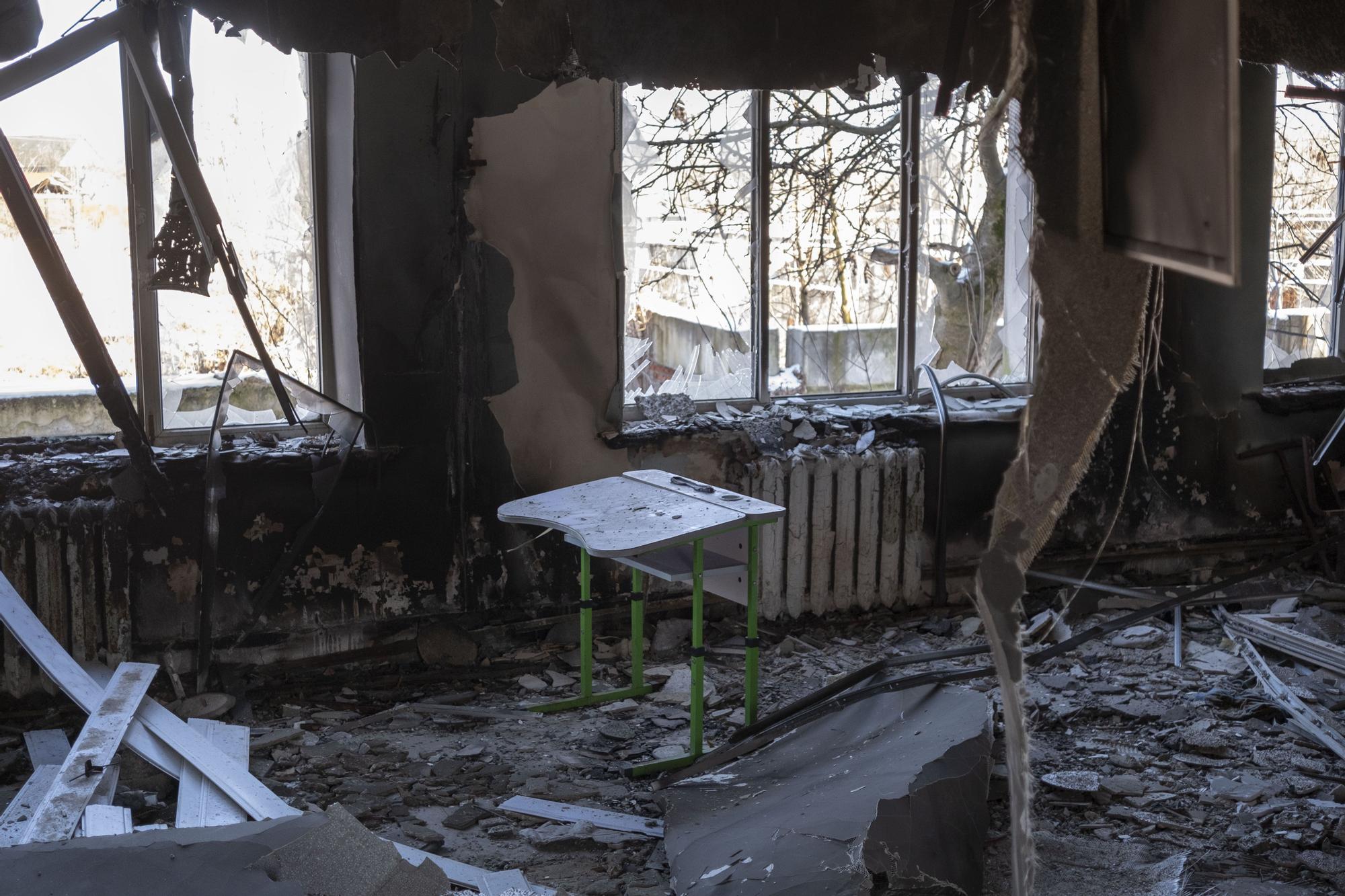 Escuela destruida por las bombas en Bogdanivka, Ucrania