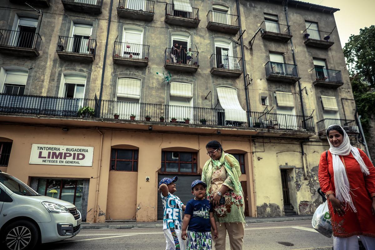 Una familia de origen inmigrante se despide en la calle de Ripoll.