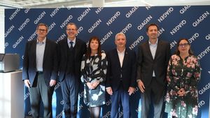 El doctor Climent Casals (a la izquierda del todo) con el equipo de Qiagen en la presentación del nuevo hub en Esplugues.