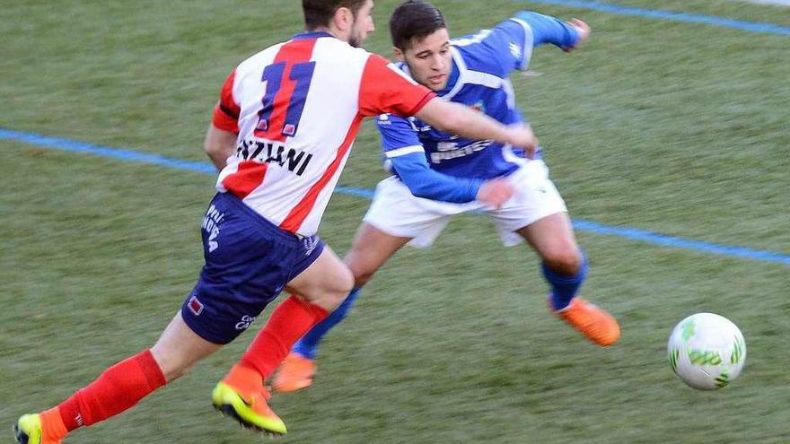Un jugador del Alondras presiona a un rival durante un partido de Liga. // Gonzalo Núñez
