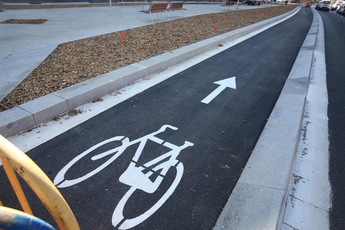 BARCELONA 14/03/2024 Barcelona. El nuevo tramo de Meridiana pacificado en el barrio de Navas ya está casi terminado. Carril bici central cortado…no han plantado vegetación por la sequia. FOTO de ELISENDA PONS