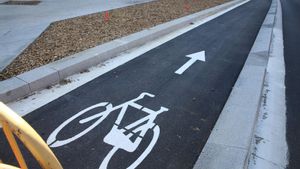 BARCELONA 14/03/2024 Barcelona. El nuevo tramo de Meridiana pacificado en el barrio de Navas ya está casi terminado. Carril bici central cortado…no han plantado vegetación por la sequia. FOTO de ELISENDA PONS