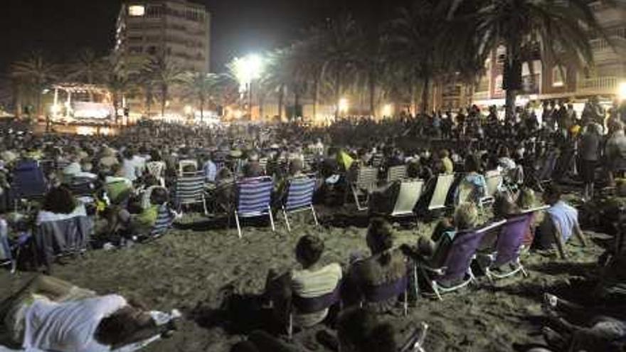 Ocho mil personas disfrutan de la noche de habaneras en la playa