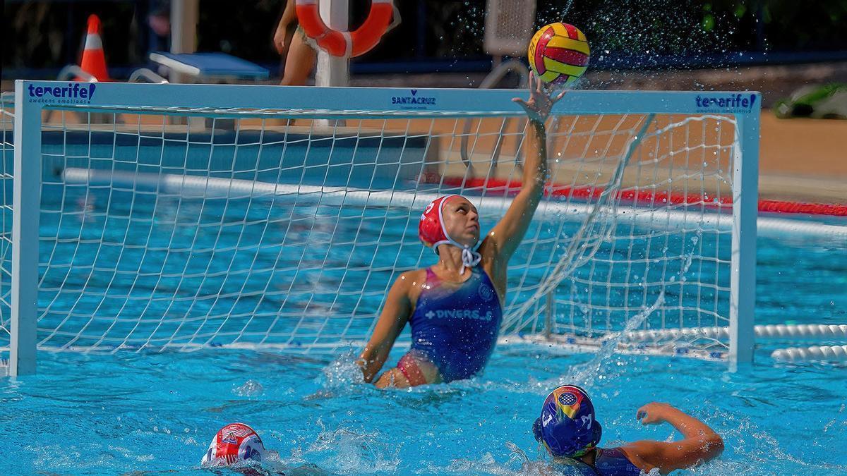 Fátima Pérez logra desviar una pelota en el encuentro ante el CN Terrassa.