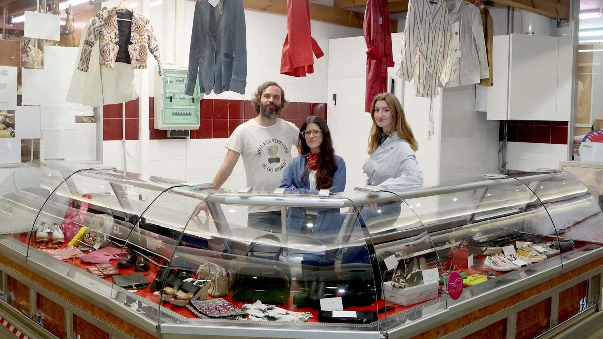 Daniel Rocha, Natalia Rodríguez y Martina Lubián, en uno de los puestos.