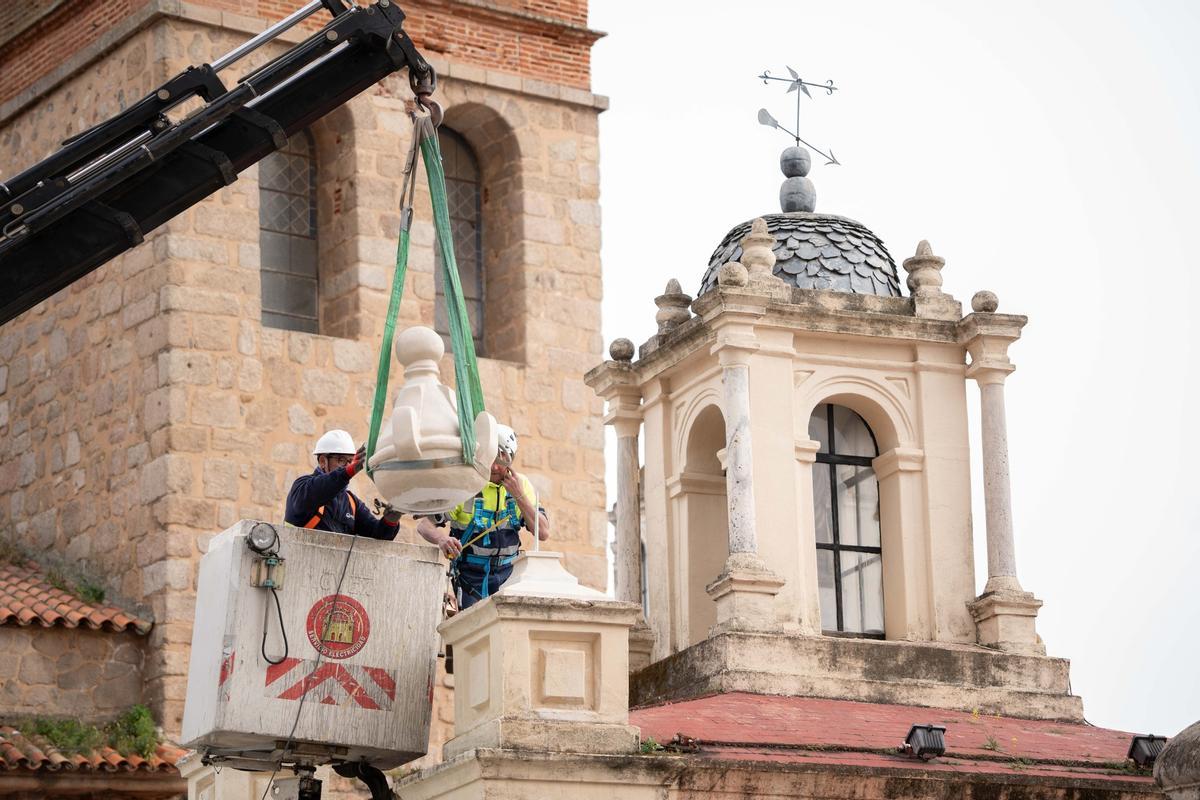 Trabajos de colocación de las nuevas cráteras en el Hornito de Santa Eulalia, dañadas en 2025.