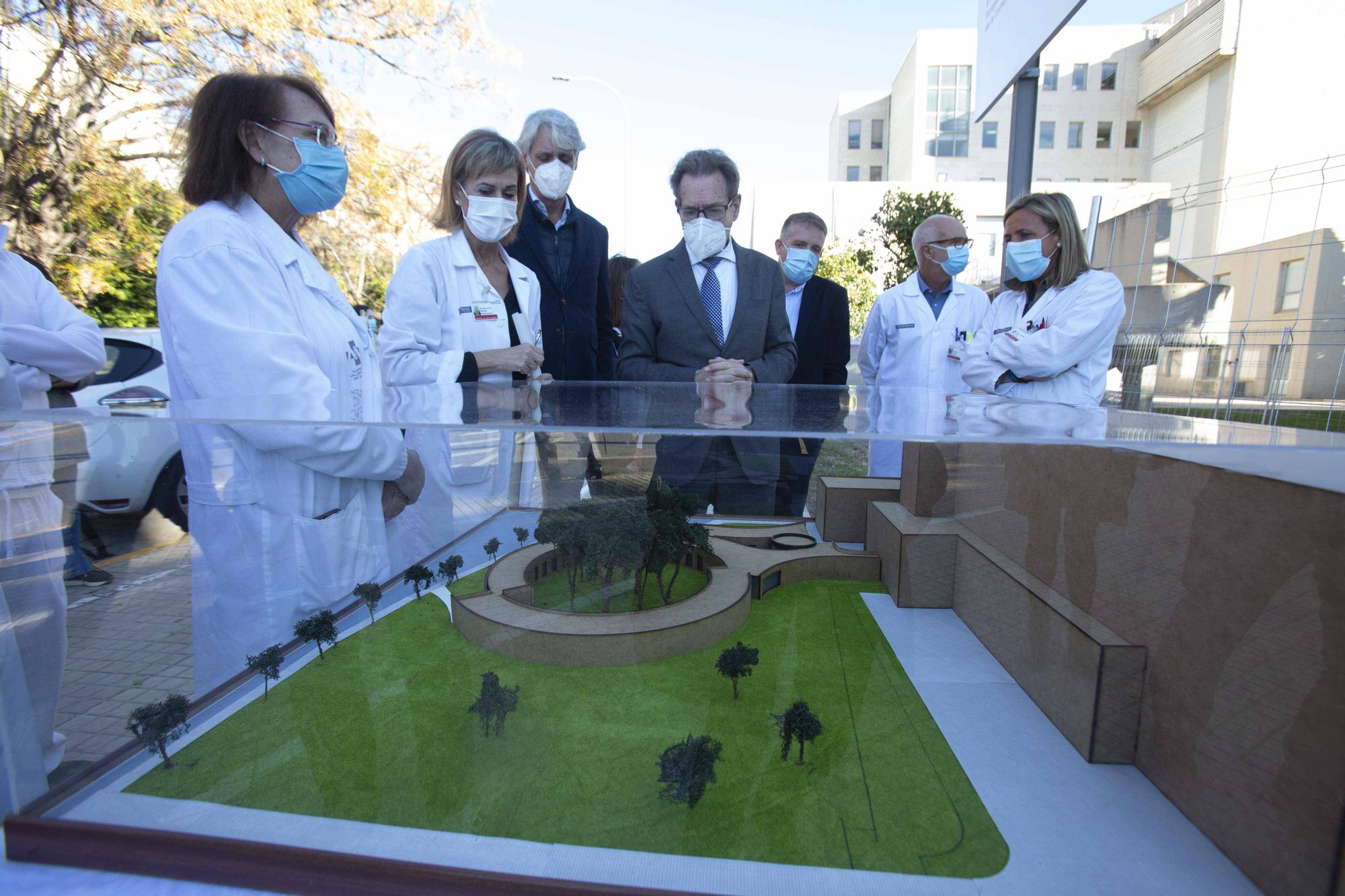 El conseller de Sanidad Miguel Mínguez visita el futuro hospital de día oncológico y la remodelación de las urgencias del hospital Sant Joan d’Alacant