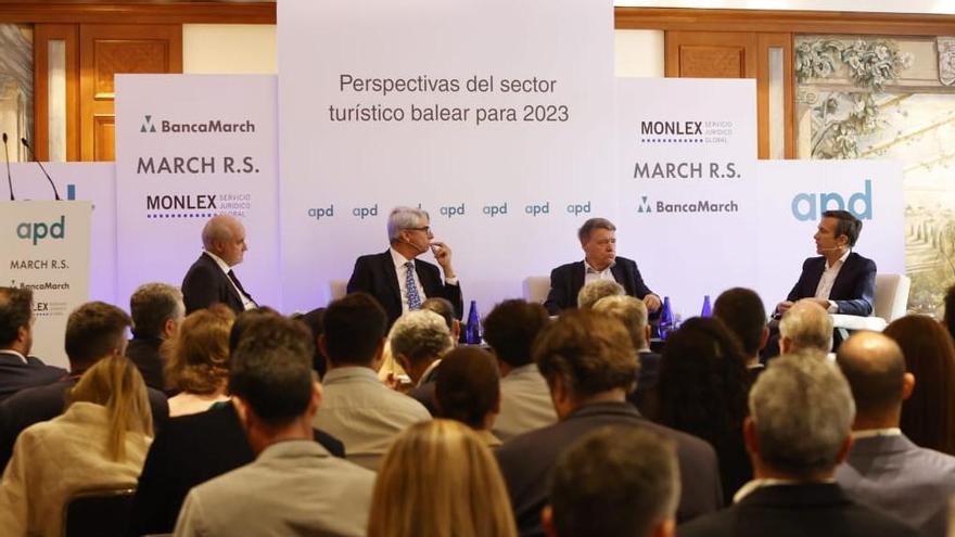 José Antonio Fernández de Alarcón, Constantino Gómez, Jordi Sevilla y Joan Bonet, en la mesa de análisis geopolítico y macroeconómico.