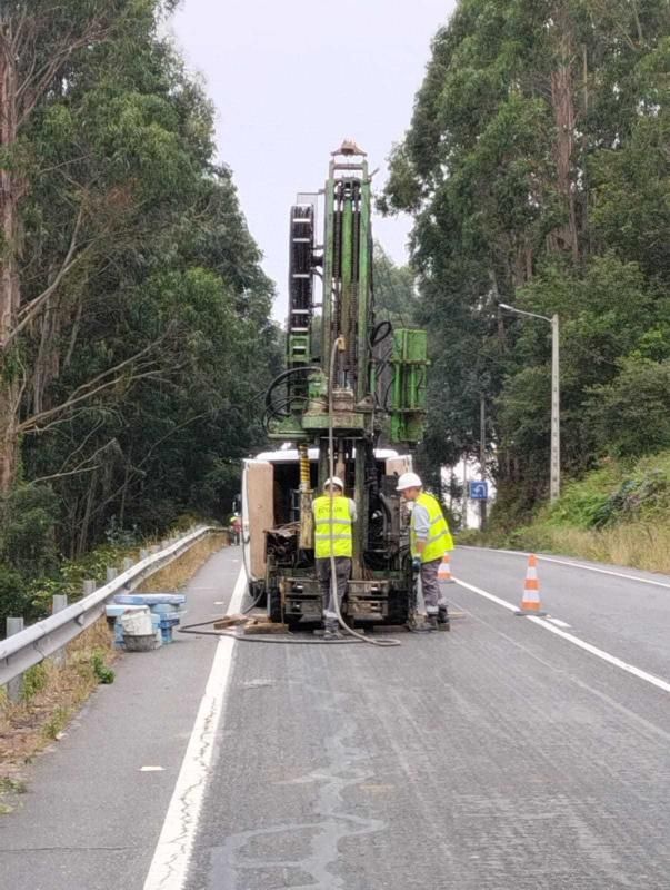 Operarios, ayer, en la PO-551 para iniciar la nueva estructura.