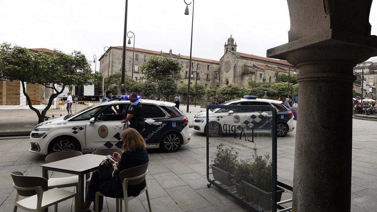 Patrullas de la Policía Local en la plaza de A Ferrería.