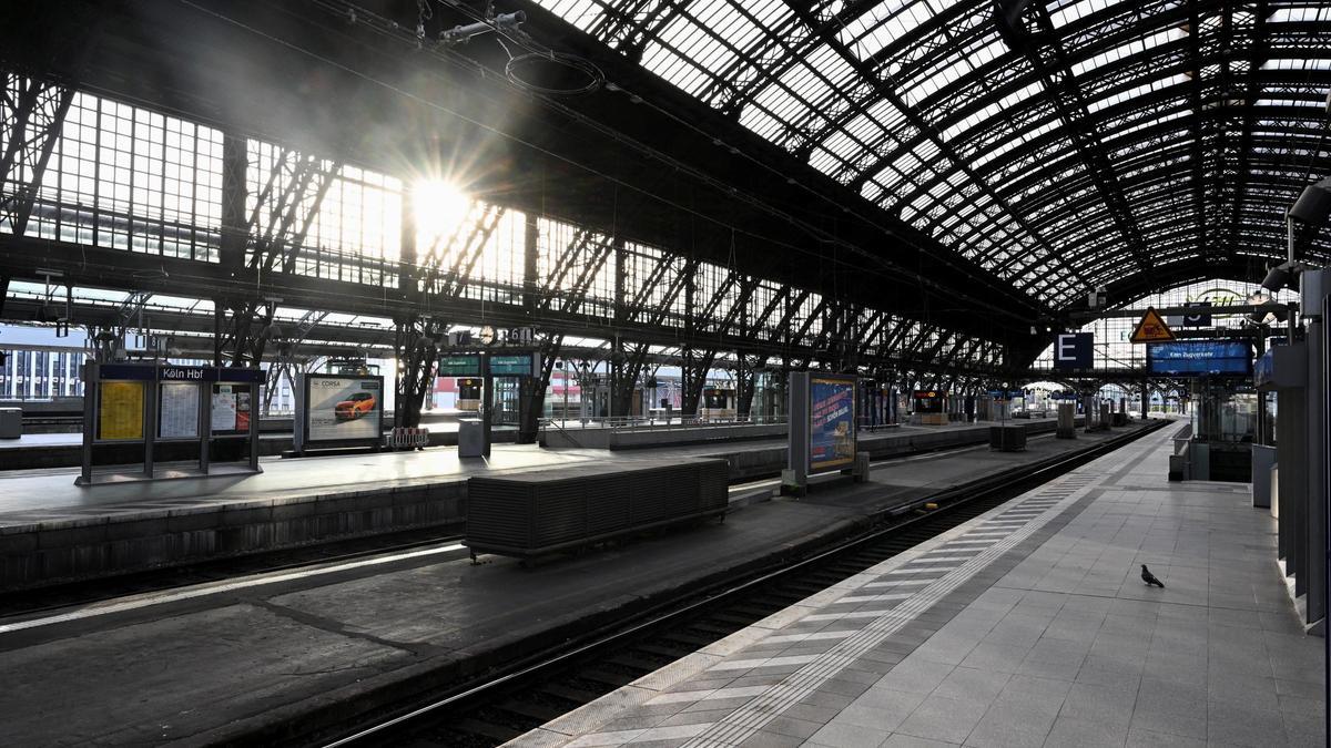 Estación Central de Colonia vacía durante la huelga de transporte en Alemania.