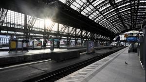 Estación Central de Colonia vacía durante la huelga de transporte en Alemania.