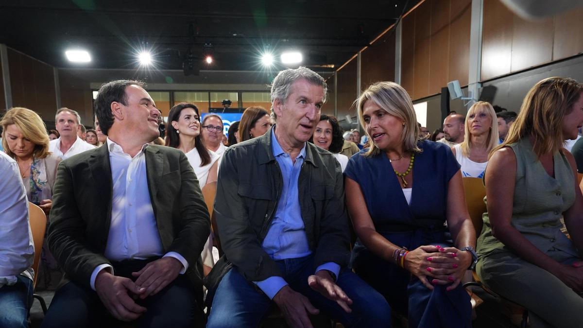 El presidente de la Generalitat, Juanfran Pérez Llorca, junto al presidente nacional del PP, Alberto Feijóo, y la presidenta de la Diputación, Marta Barrahcina.