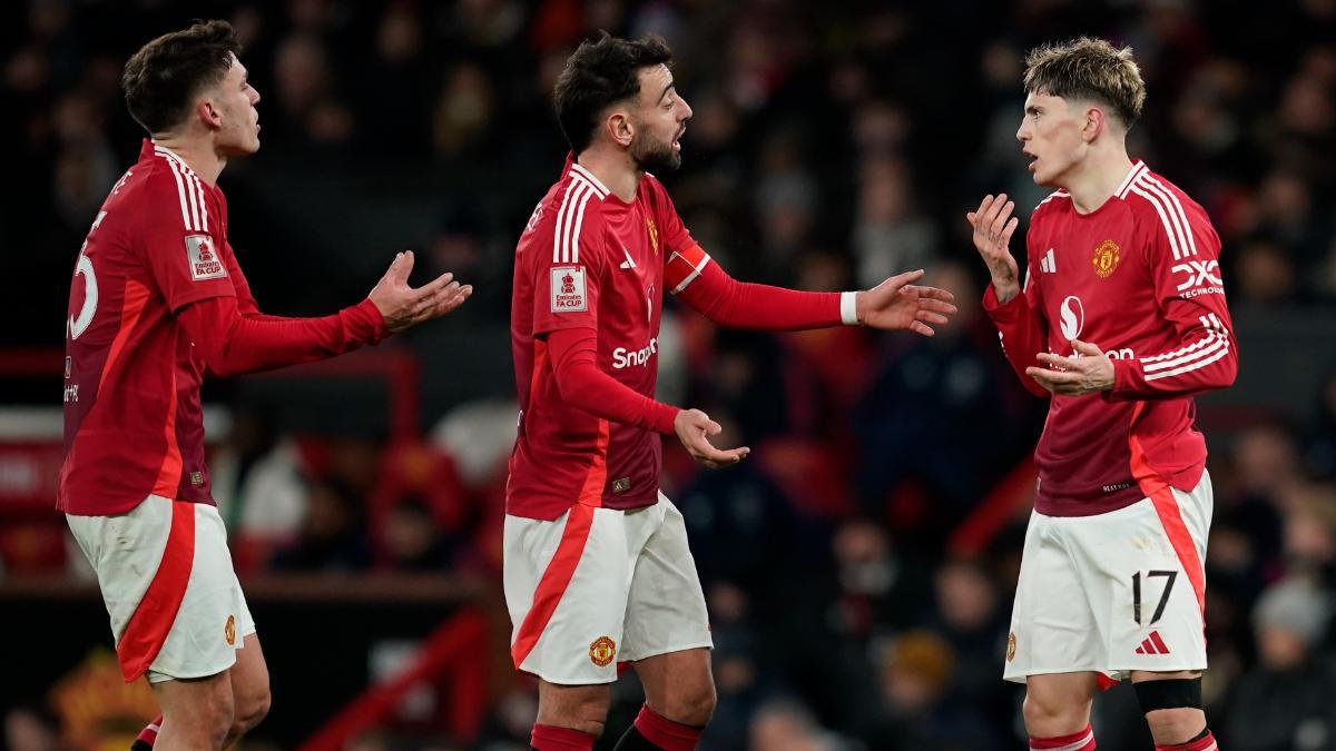 Manuel Ugarte, Bruno Fernandes y Alejandro Garnacho discuten en un partido del Manchester United