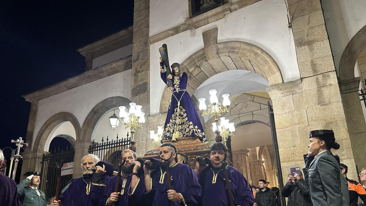 VÍDEO: La procesión del Nazareno une a generaciones en Luarca gracias a tradición, fe y un ritual compartido