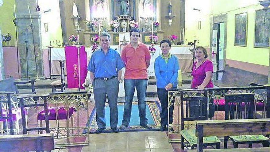 Por la izquierda, el sacerdote, el sacristán y las vecinas Ana Fernández y Mari Carmen Pérez, en la iglesia de San Félix.