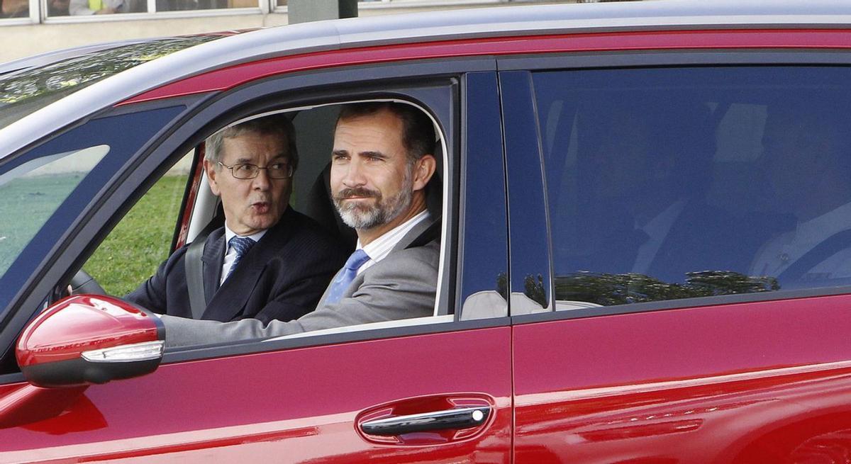 El lanzamiento de la segunda generación de monovolúmenes C4 Picasso, en 2013, atrajo de nuevo al entonces Príncipe de Asturias a Vigo. En la foto, con el expresidente de PSA, Philippe Varin. |