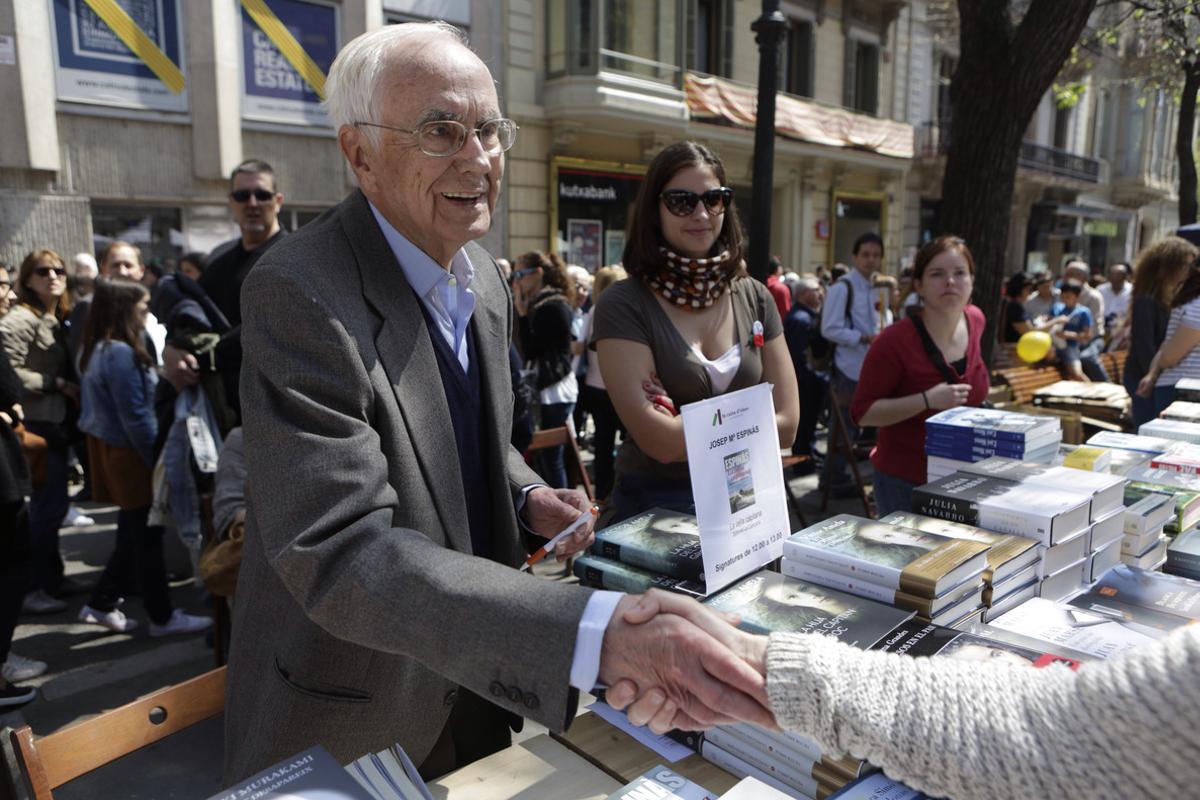Josep Maria Espinàs, durante una firma de libros.